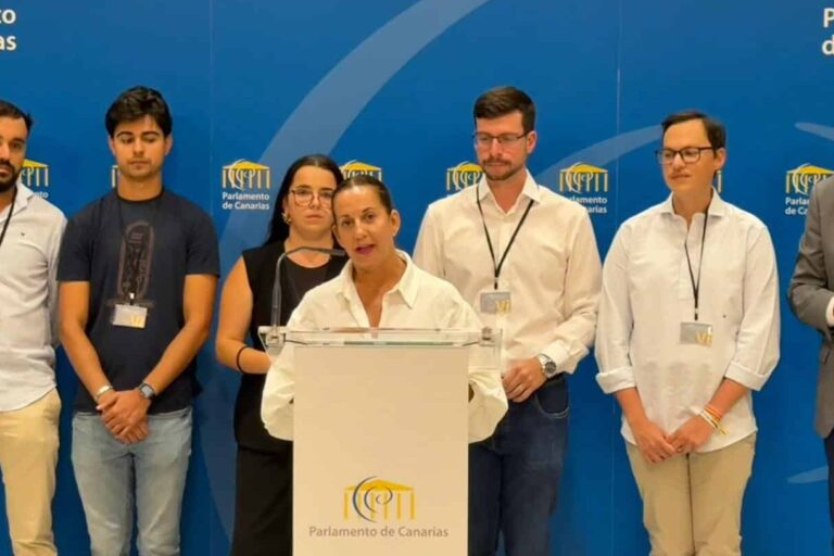 La diputada María Saavedra en rueda de prensa
