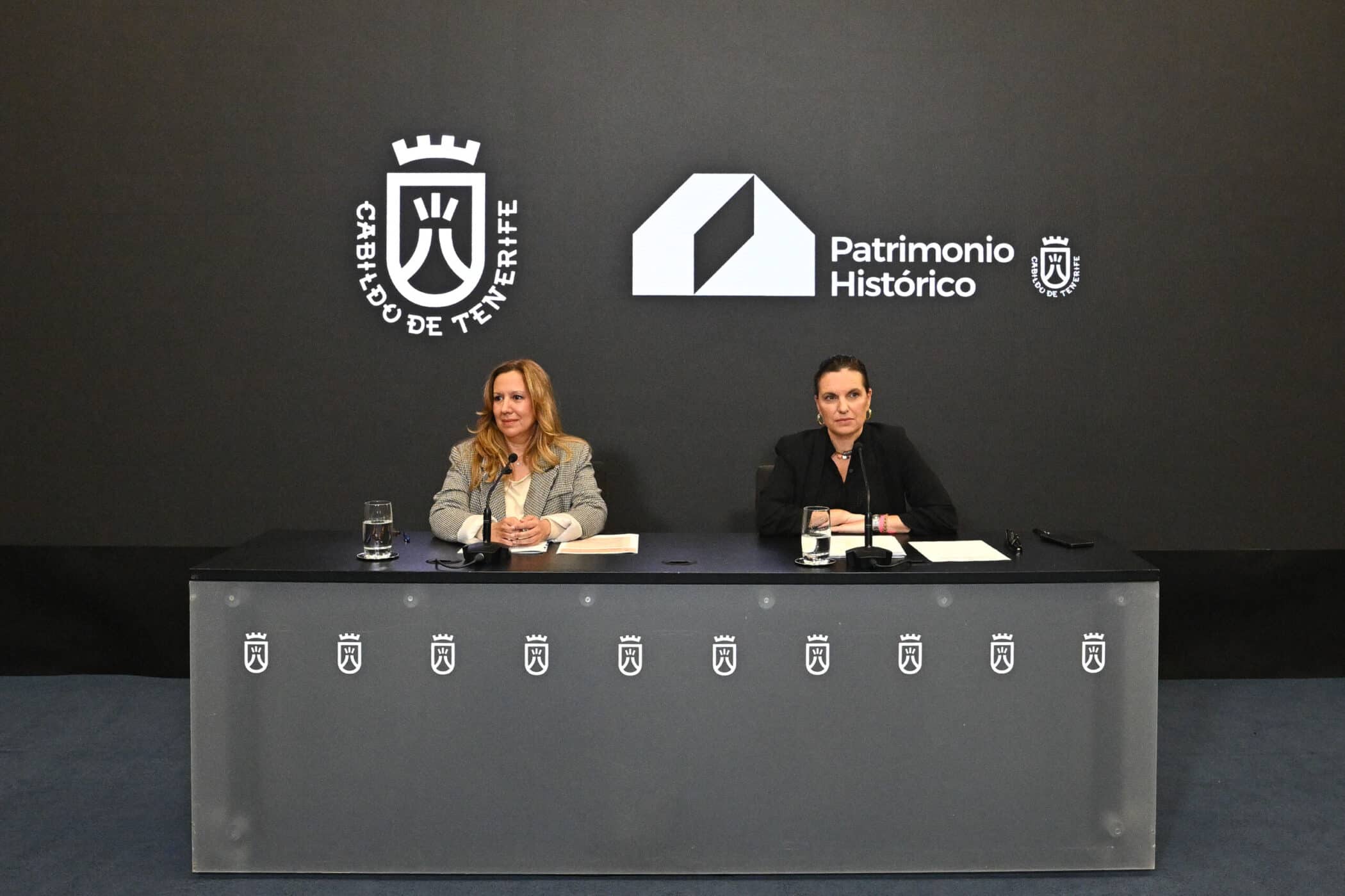 La presidenta del Cabildo Rosa Dávila y la directora insular de Patrimonio Histórico Isabel de Esteban 001
