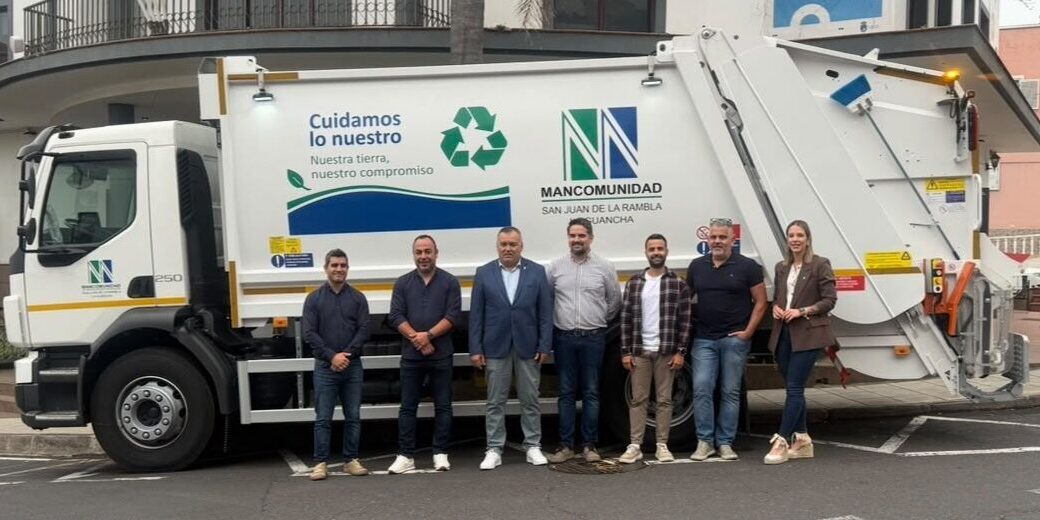Representantes políticos y de la Mancomunidad con uno de los nuevos camiones
