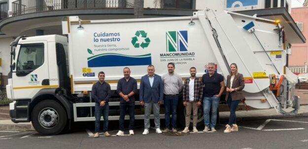 Representantes políticos y de la Mancomunidad con uno de los nuevos camiones