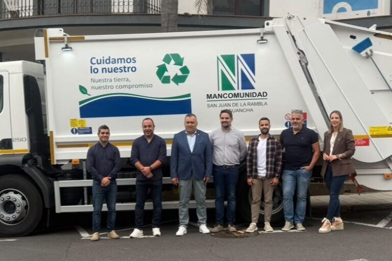 Representantes políticos y de la Mancomunidad con uno de los nuevos camiones