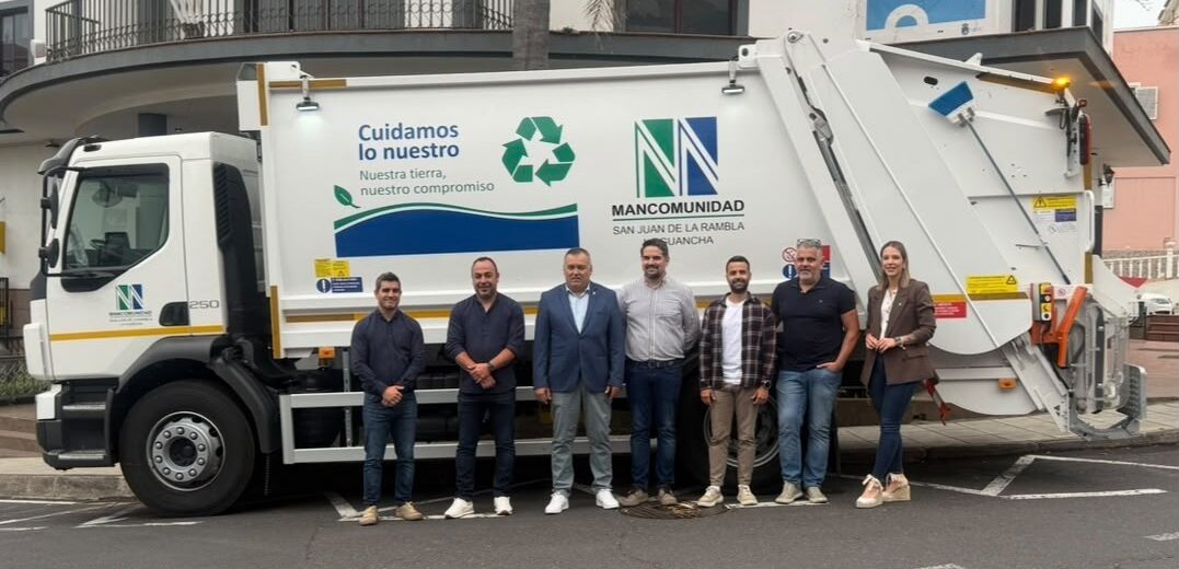 Representantes políticos y de la Mancomunidad con uno de los nuevos camiones