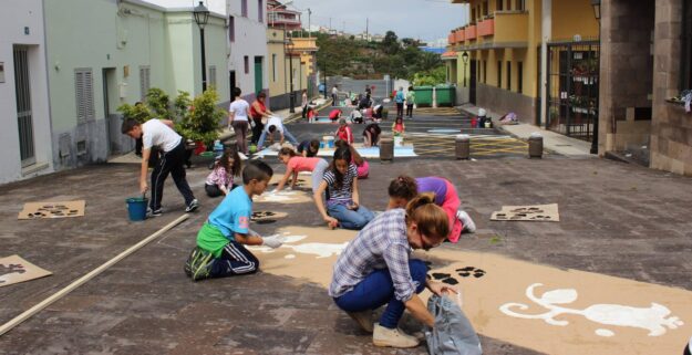 Uno de los momentos de la realización de alfombrasen San José. ARCHIVO