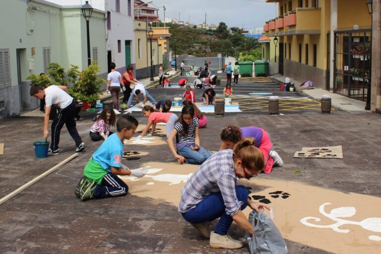 Uno de los momentos de la realización de alfombrasen San José. ARCHIVO