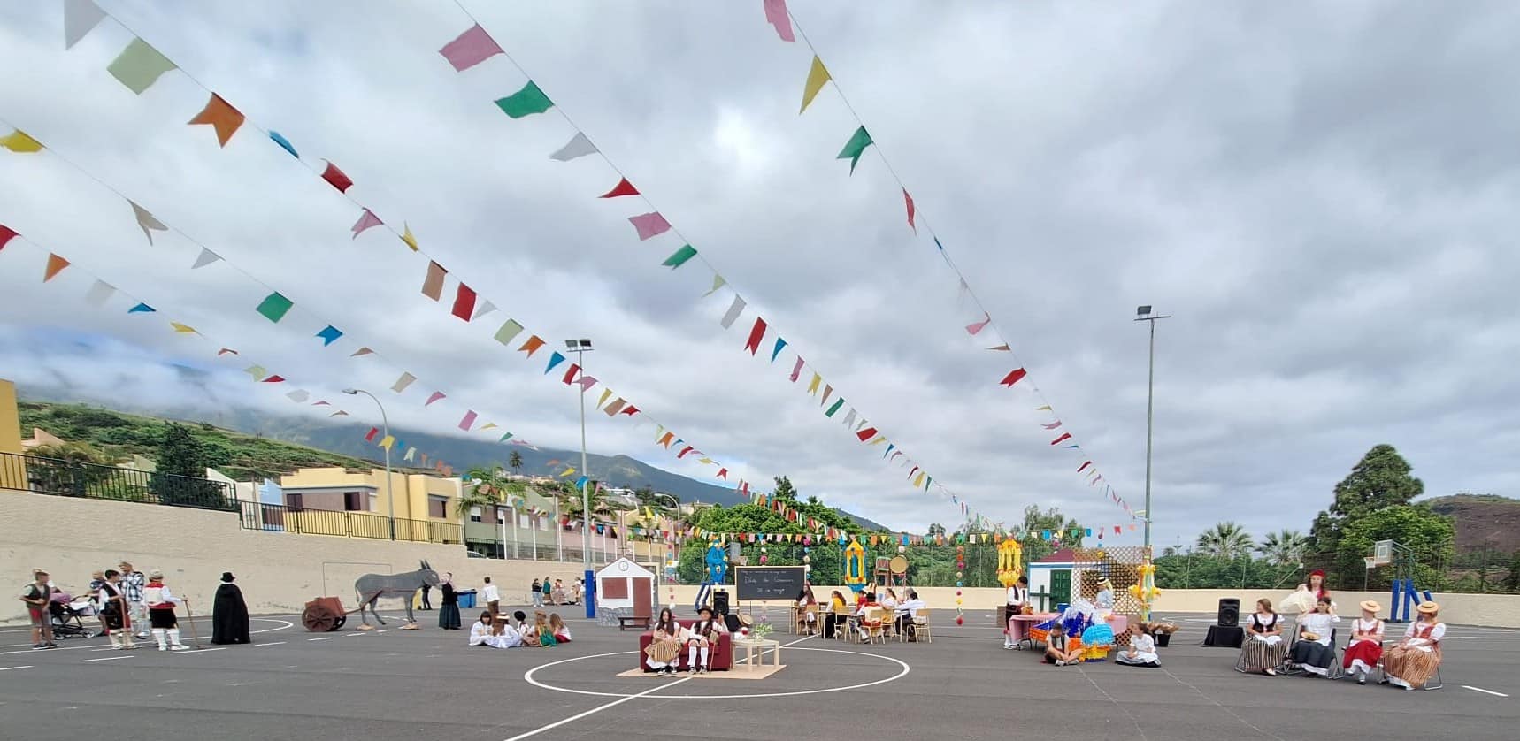 representación teatral en Colegio La Luz en Día de Canarias 0