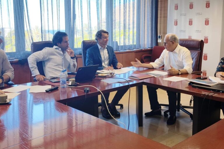 020726 El presidente del Cabildo de La Gomera, Casimiro Curbelo, junto a la consejera insular de Obras Públicas, Cristina Ventura, y representantes de VISOCAN