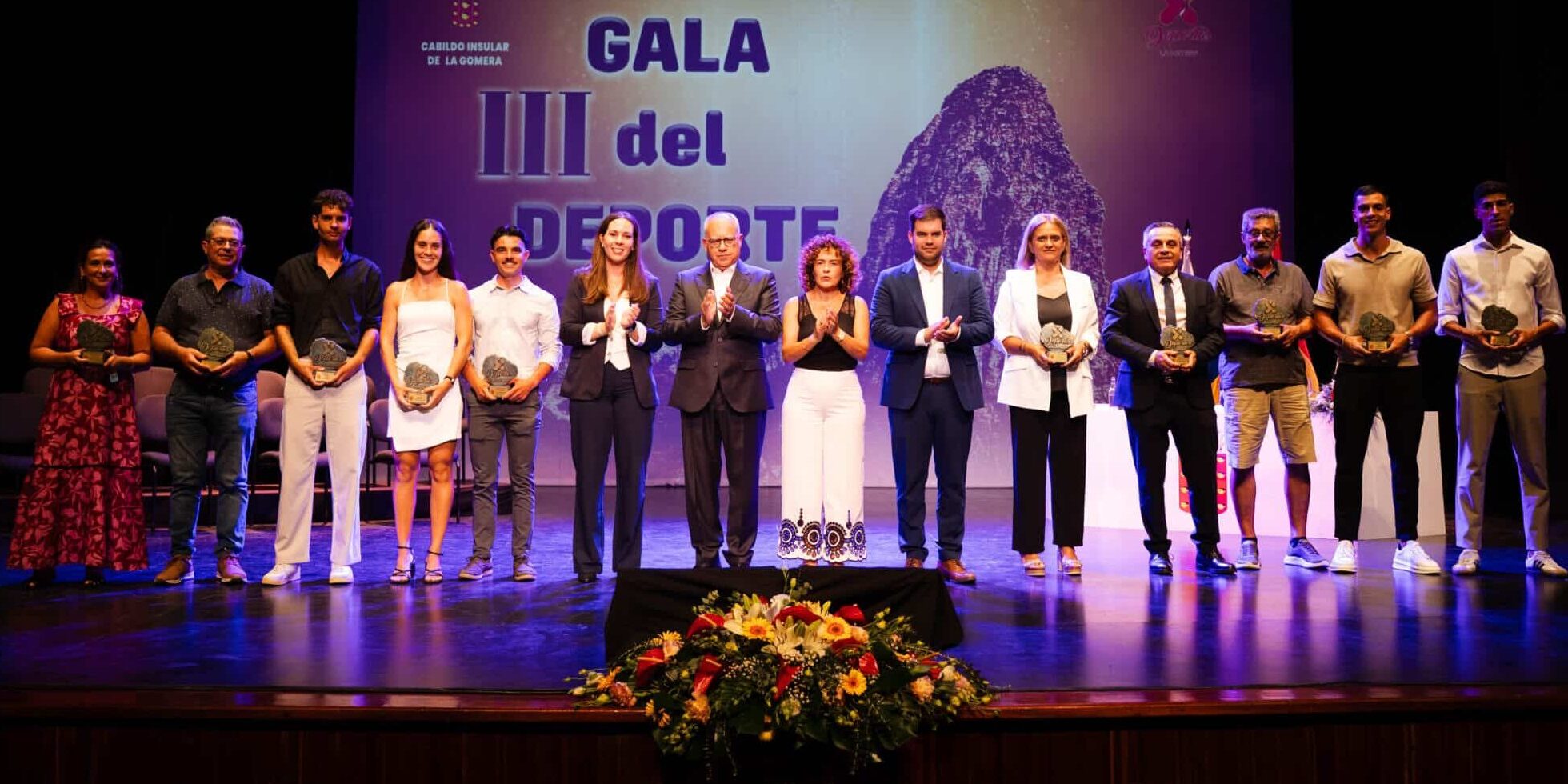 100726 Foto de familia de los y las galardonadas con autoridades regionales, insulares y locales