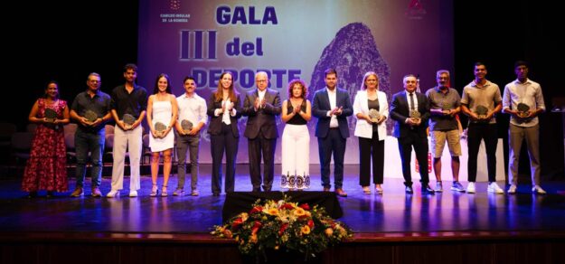 100726 Foto de familia de los y las galardonadas con autoridades regionales, insulares y locales