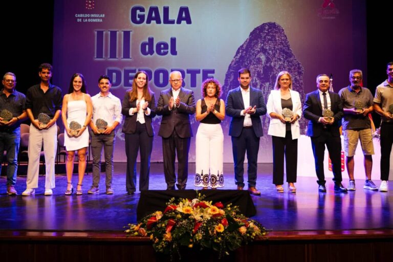 100726 Foto de familia de los y las galardonadas con autoridades regionales, insulares y locales