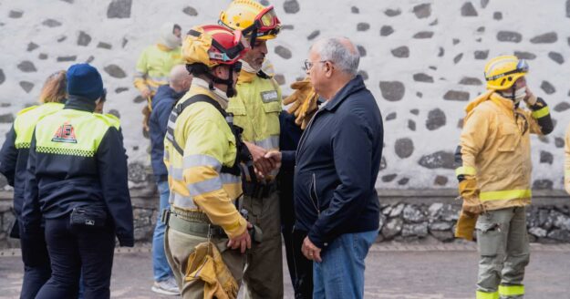 150726 Casimiro Curbelo, con agentes forestales de la Unidad de Medio Ambiente del Cabildo. (1)