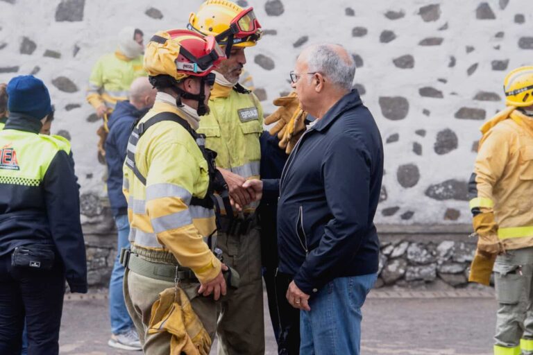 150726 Casimiro Curbelo, con agentes forestales de la Unidad de Medio Ambiente del Cabildo. (1)