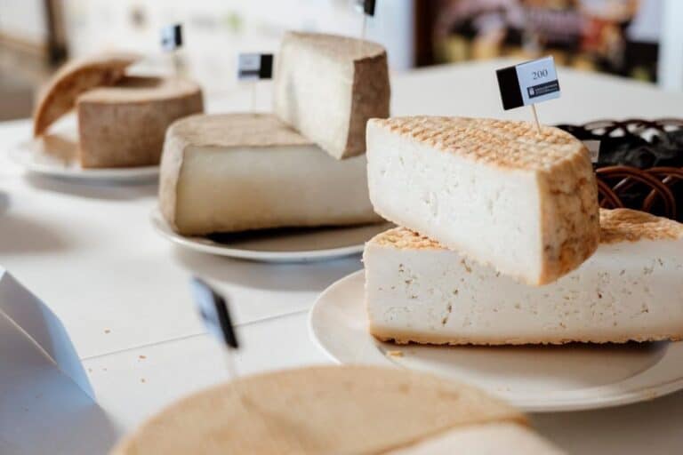 150726-foto-de-recurso-muestra-de-queso-en-el-concurso-oficial-de-quesos-agroca