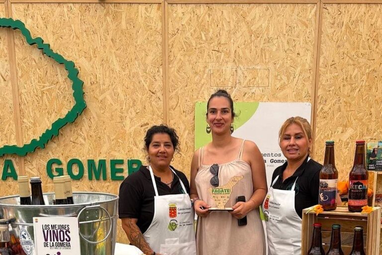17.0726 La consejera insular de Sector Primario, Noelia Morales, en el stand de Alimentos de La Gomera en FAGATE 2026