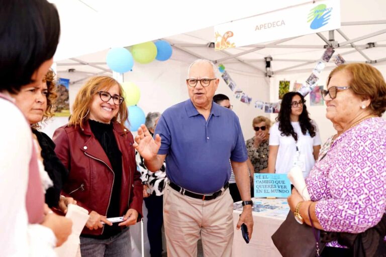170726-el-presidente-del-cabildo-casimiro-curbelo-y-la-consejera-insular-de-politica-social