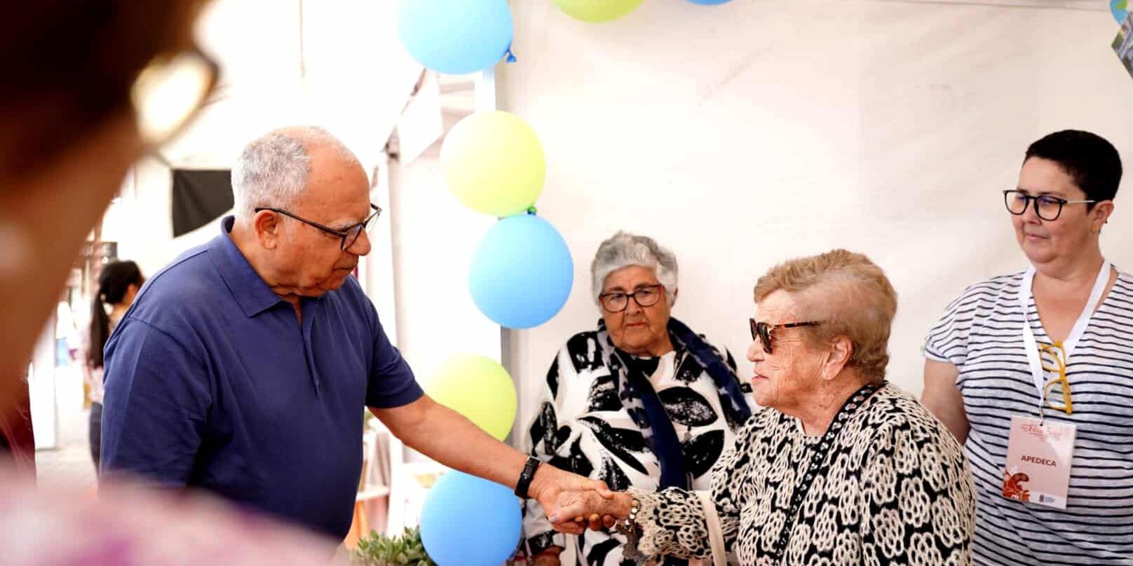 280726-el-presidente-del-cabildo-de-la-gomera-casimiro-curbelo-con-mayores-de-la-isla