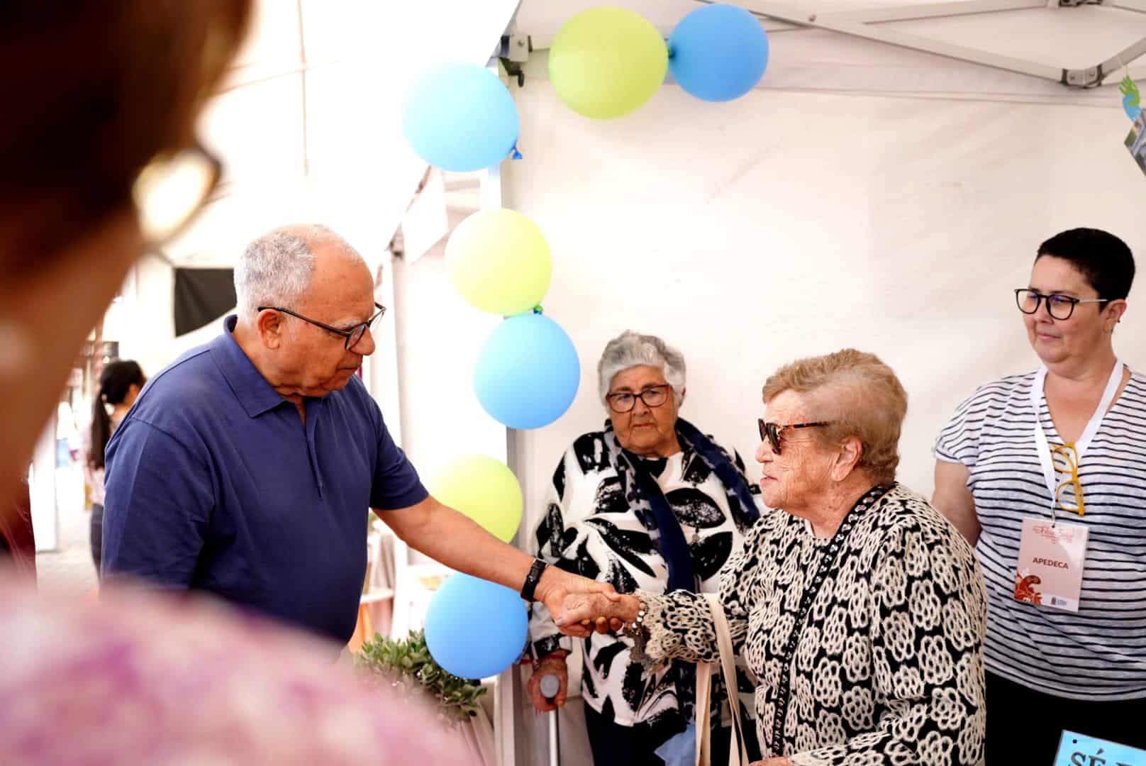 280726-el-presidente-del-cabildo-de-la-gomera-casimiro-curbelo-con-mayores-de-la-isla