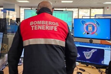 EFECTIVOS DE BOMBEROS EXTINGUEN UN INCENDIO DECLARADO EN LA COCINA DE UNA VIVIENDA EN LAS CHUMBERAS-LA LAGUNA 8-7-26