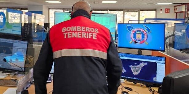 EFECTIVOS DE BOMBEROS EXTINGUEN UN INCENDIO DECLARADO EN LA COCINA DE UNA VIVIENDA EN LAS CHUMBERAS-LA LAGUNA 8-7-26
