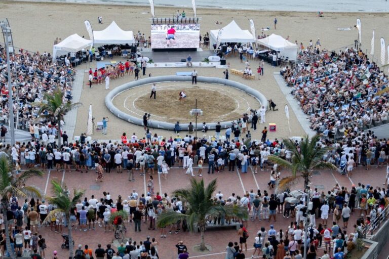 FOTO. Canarias y la República de Corea hermanan sus luchas tradicionales sobre la arena de la playa de Las Canteras (6)