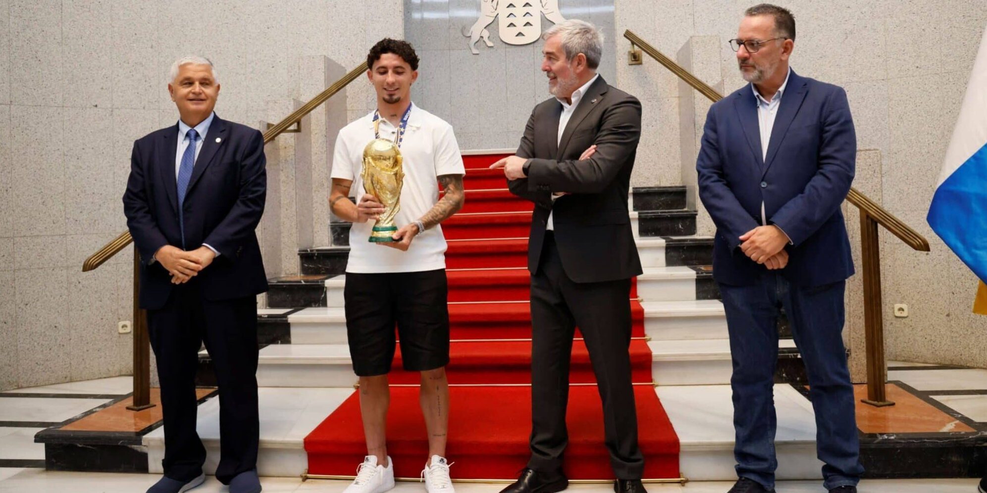 FOTO. El Gobierno de Canarias rinde tributo a Yéremy Pino tras la histórica conquista del Mundial de Fútbol (1)