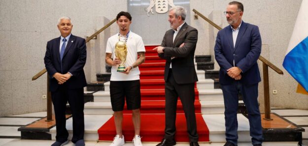 FOTO. El Gobierno de Canarias rinde tributo a Yéremy Pino tras la histórica conquista del Mundial de Fútbol (1)