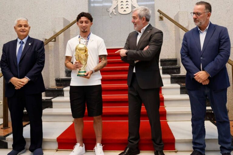 FOTO. El Gobierno de Canarias rinde tributo a Yéremy Pino tras la histórica conquista del Mundial de Fútbol (1)