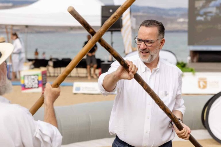 FOTO. Poli Suárez, durante la clase magistral de lucha del garrote canario