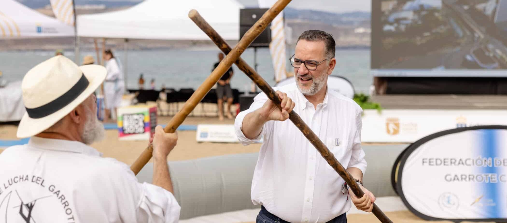 FOTO. Poli Suárez, durante la clase magistral de lucha del garrote canario