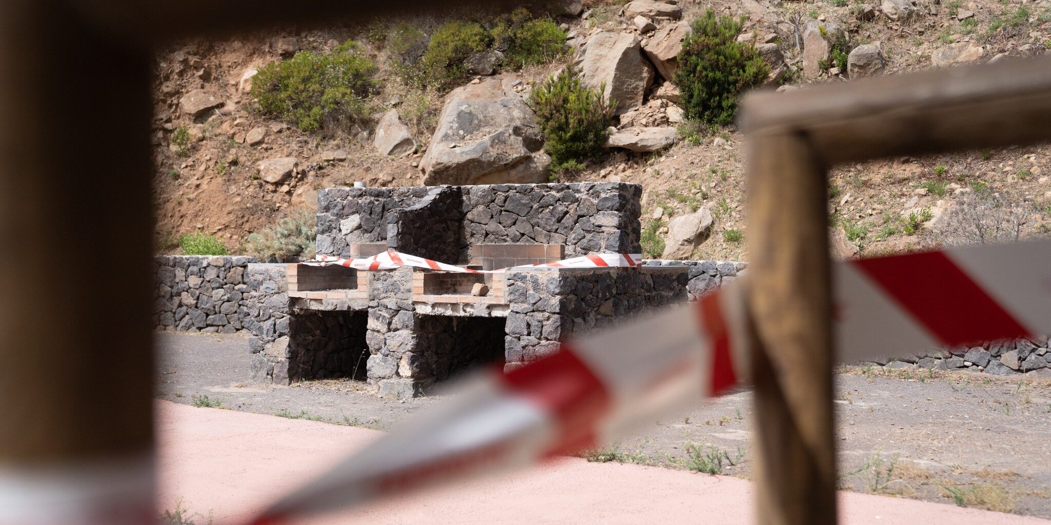Fogones precintados en una zona recreativa de La Gomera (1)