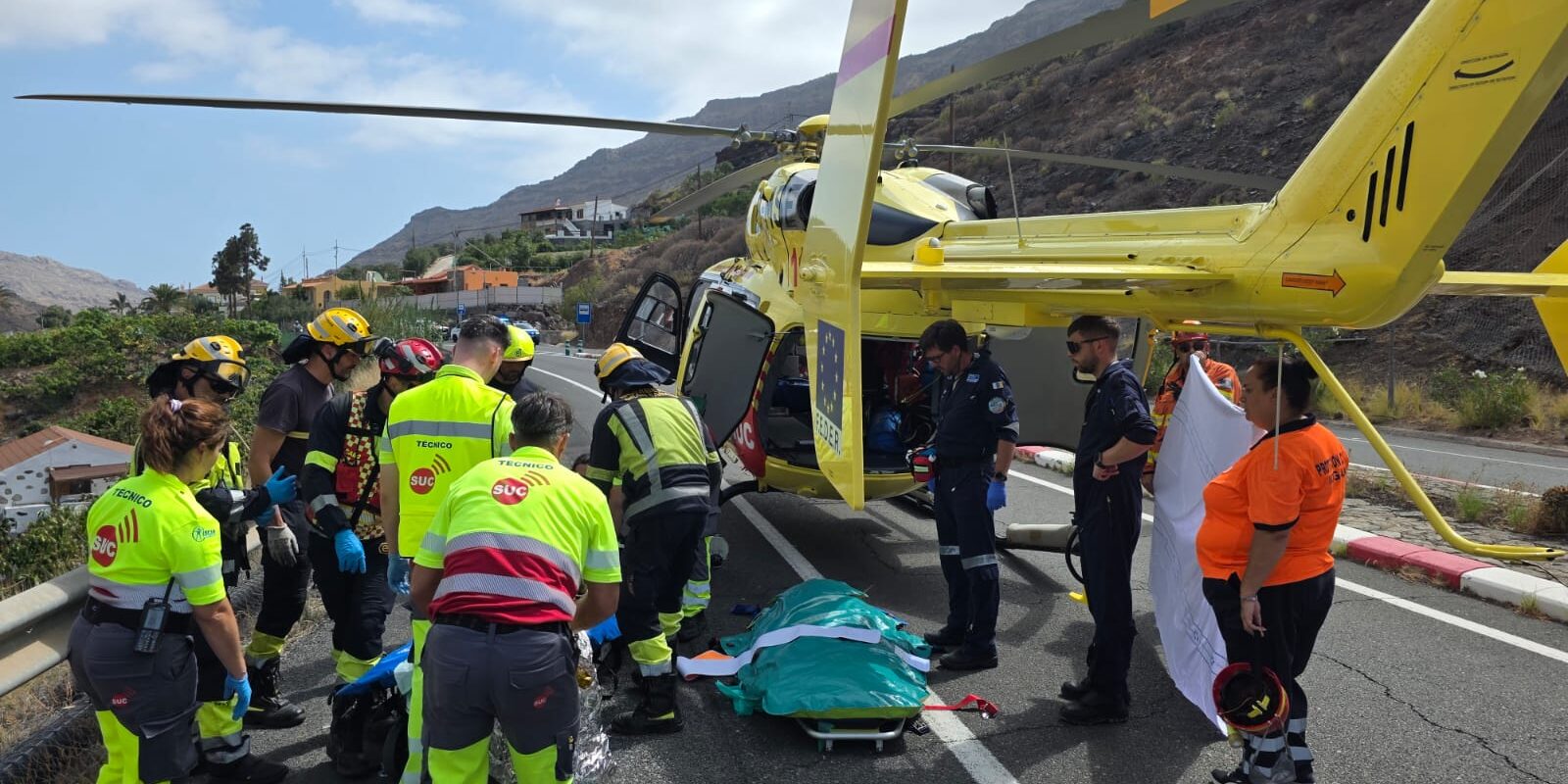HELICÓPTERO DEL SUC TRASLADA A UN MOTORISTA GRAVE TRAS CAÍDA EN MOGÁN-GRAN CANARIA 2-7-26