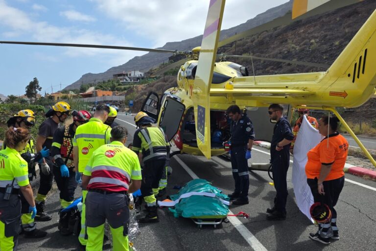 HELICÓPTERO DEL SUC TRASLADA A UN MOTORISTA GRAVE TRAS CAÍDA EN MOGÁN-GRAN CANARIA 2-7-26