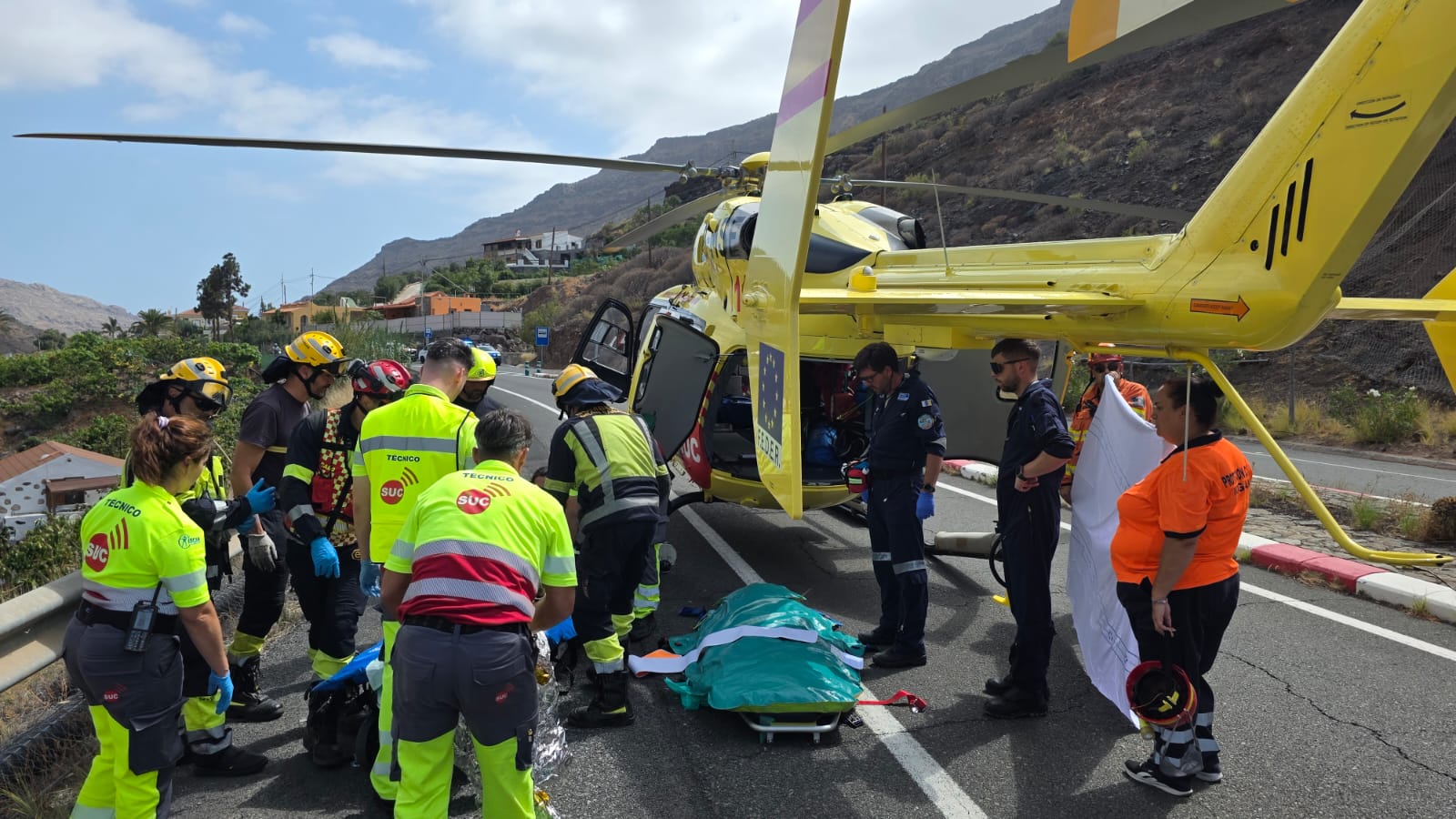 HELICÓPTERO DEL SUC TRASLADA A UN MOTORISTA GRAVE TRAS CAÍDA EN MOGÁN-GRAN CANARIA 2-7-26