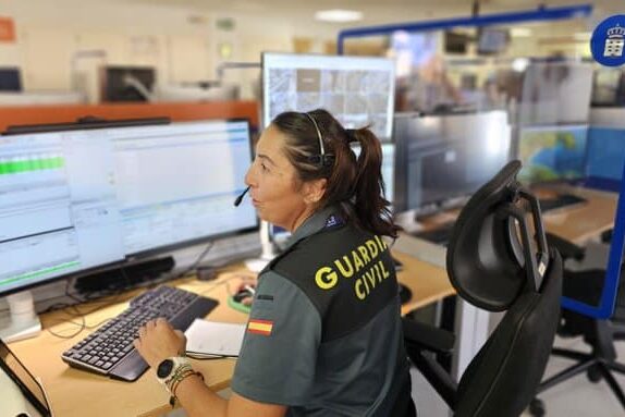 PERSONAL DEL SUS ASISTE A UNA MUJER HERIDA TRAS LA SALIDA DE VÍA DEL VEHÍCULO EN EL QUE CIRCULABA EN ARAFO 6-7-26