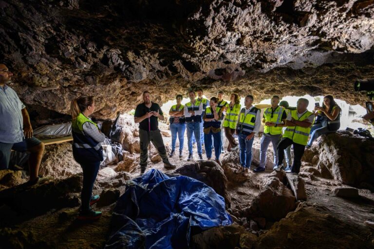 Visita-Cueva-Los-Cabezazos (7)