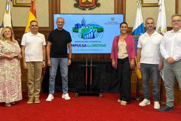 alcalde y concejala con representantes de la asociación