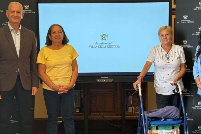 presentación de las acciones de accesibilidad Alcalde y concejala junto a representantes del colectivo Queremos Movernos