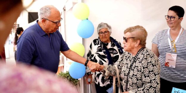 210826-el-presidente-del-cabildo-de-la-gomera-casimiro-curbelo-con-mayores-de-la-isla-y-personal-de-apedeca