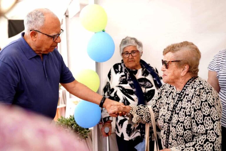 210826-el-presidente-del-cabildo-de-la-gomera-casimiro-curbelo-con-mayores-de-la-isla-y-personal-de-apedeca
