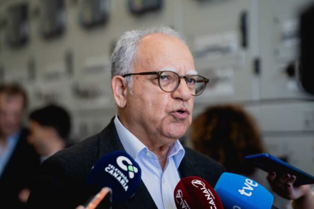Curbelo durante una atención a medios