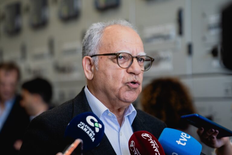 Curbelo durante una atención a medios