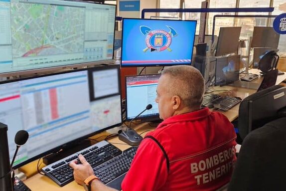 EFECTIVOS DE BOMBEROS RESCATAN A UN HOMBRE HERIDO TRAS SUFRIR UNA CAÍDA EN LA COSTA DE BUENAVISTA 31-8-26