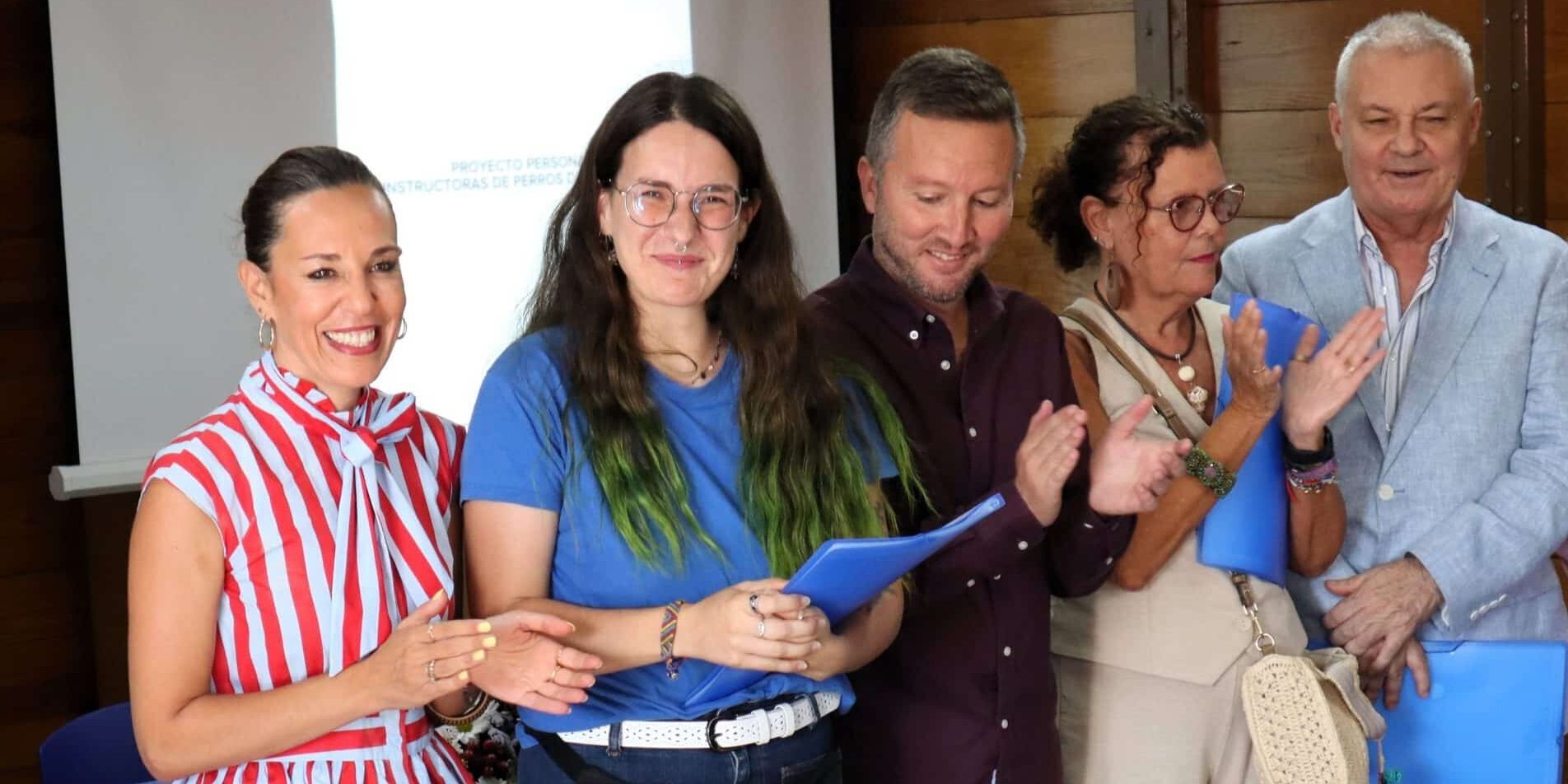 EMPLEO CERTIFICA A VEINTE PERSONAS FORMADAS COMO INSTRUCTORAS DE PERROS DE ASISTENCIA 25-8-26