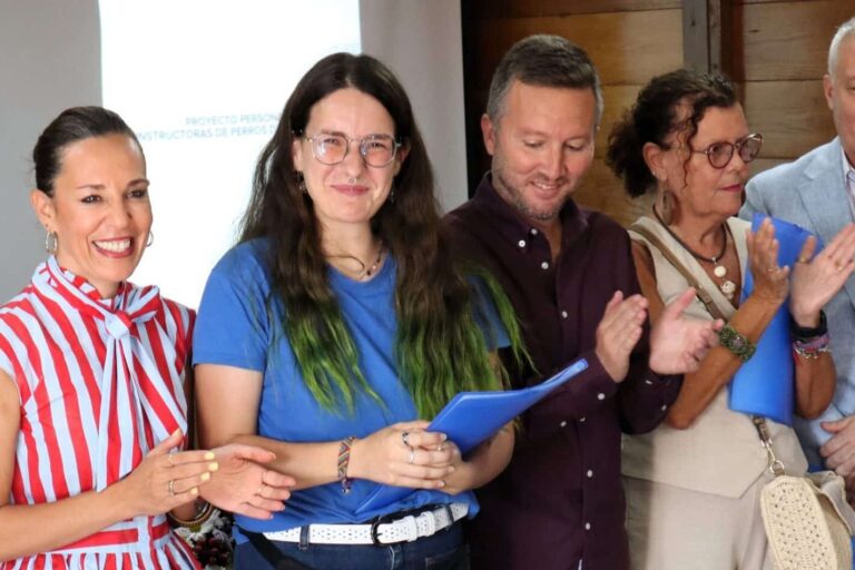 EMPLEO CERTIFICA A VEINTE PERSONAS FORMADAS COMO INSTRUCTORAS DE PERROS DE ASISTENCIA 25-8-26