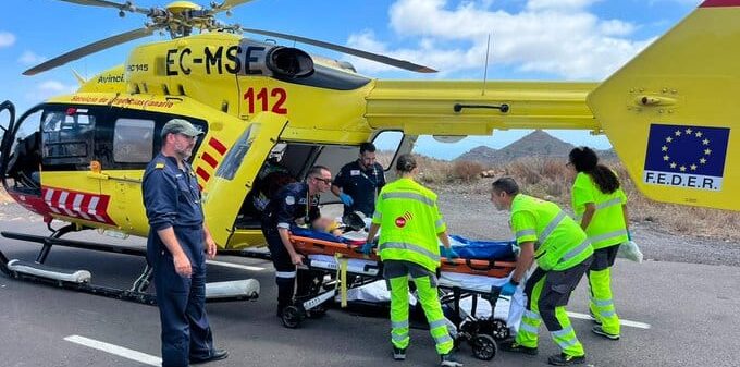 EVACUADO EN HELICÓPTERO UN MOTORISTA HERIDO GRAVE AL CAER POR UN BARRANCO EN SAN MIGUEL DE ABONA 23-8-26