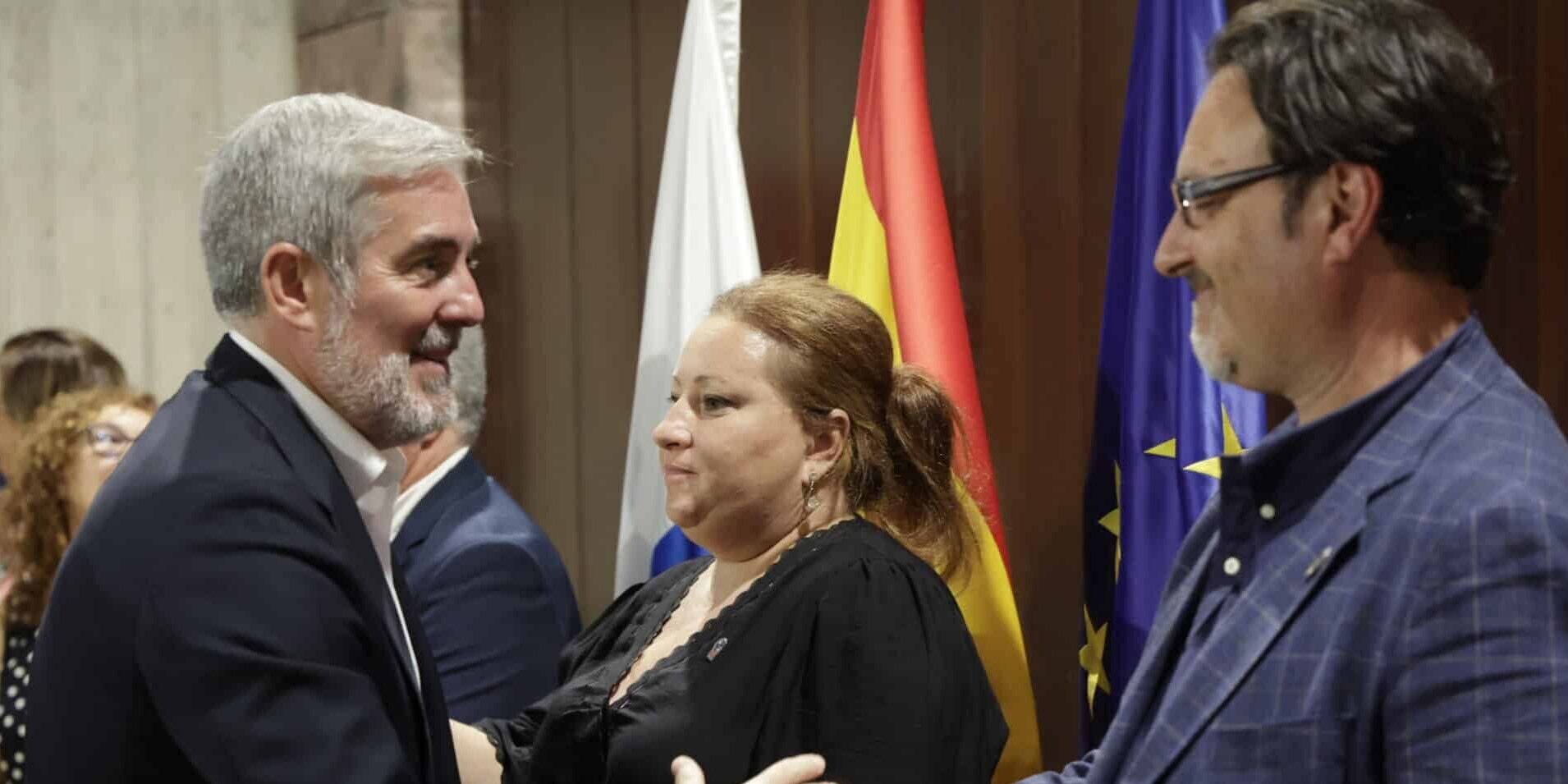 El nuevo presidente del CES, Sergio Melián Batista, saludando al presidente de Canarias, Fernando Clavijo