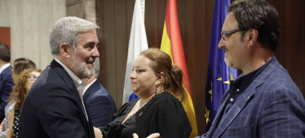 El nuevo presidente del CES, Sergio Melián Batista, saludando al presidente de Canarias, Fernando Clavijo