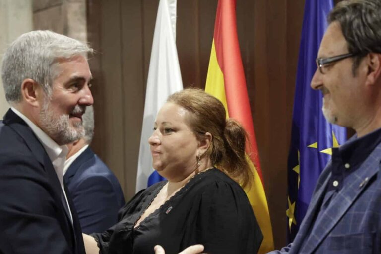 El nuevo presidente del CES, Sergio Melián Batista, saludando al presidente de Canarias, Fernando Clavijo