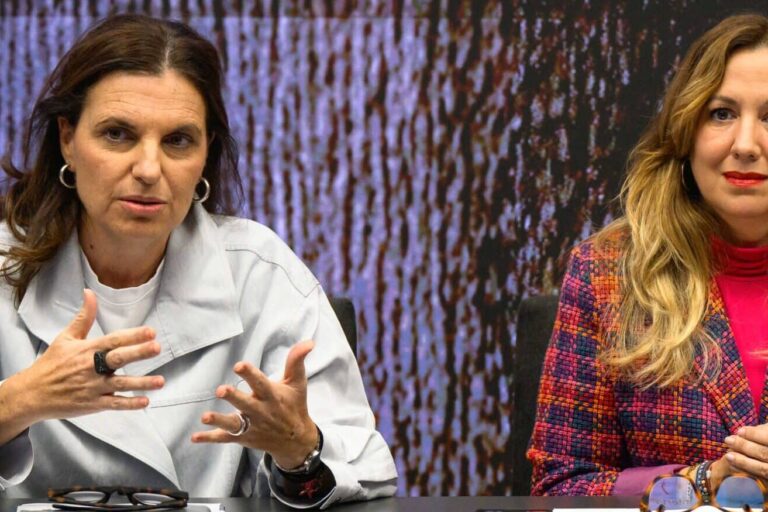 Isabel de Esteban y la presidenta Rosa Dávila