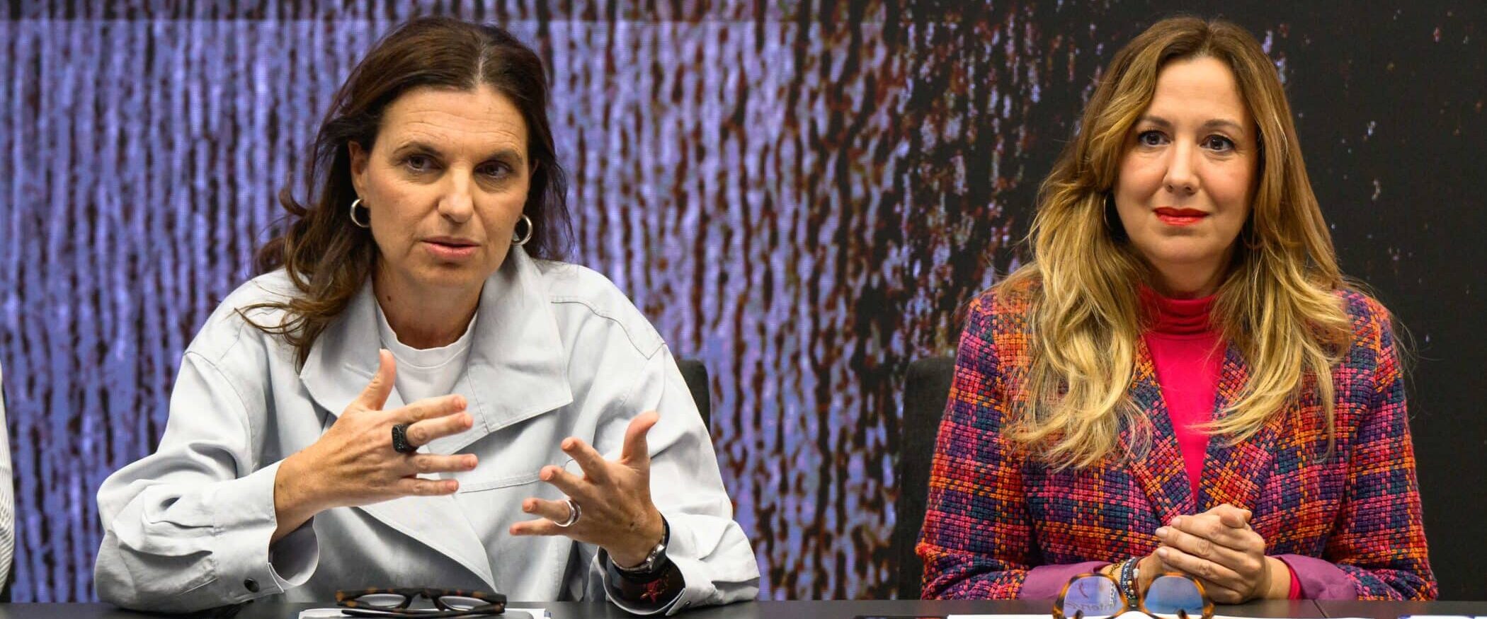 Isabel de Esteban y la presidenta Rosa Dávila