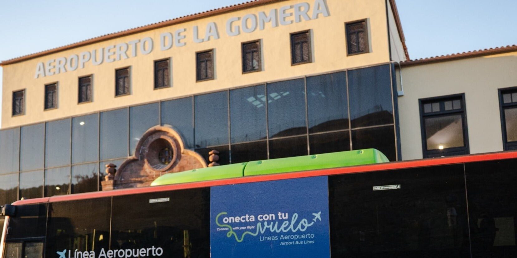 Nuevos elementos identificativos de una de las guaguas que conecta con el Aeropuerto